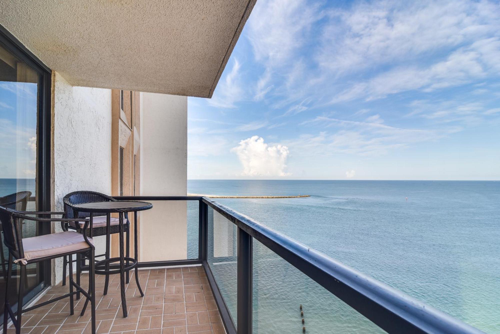 Oceanfront Condo With Balcony And Stunning Views! Clearwater Beach Bagian luar foto